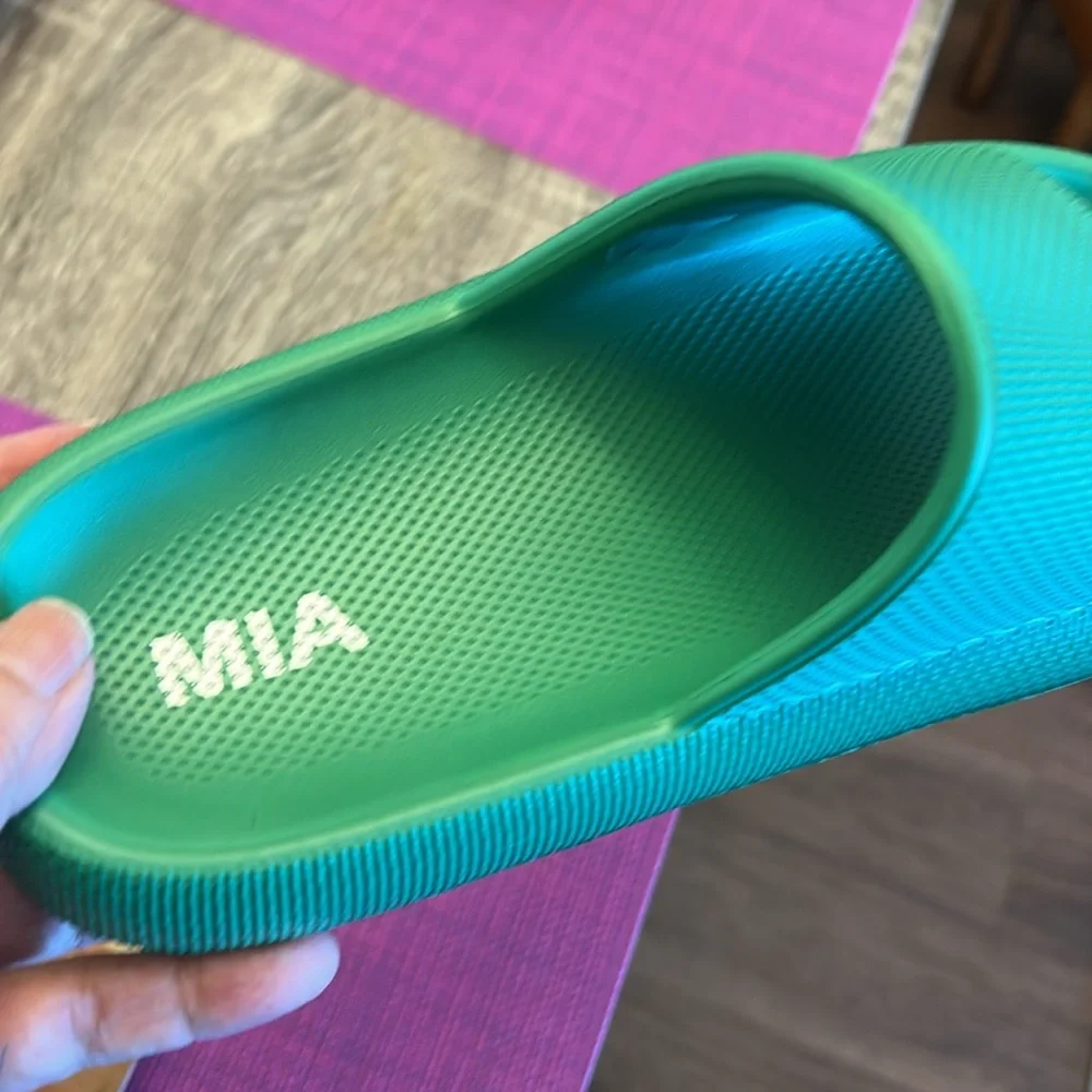 MIA slides , new, size 7 - Picture 3 of 7